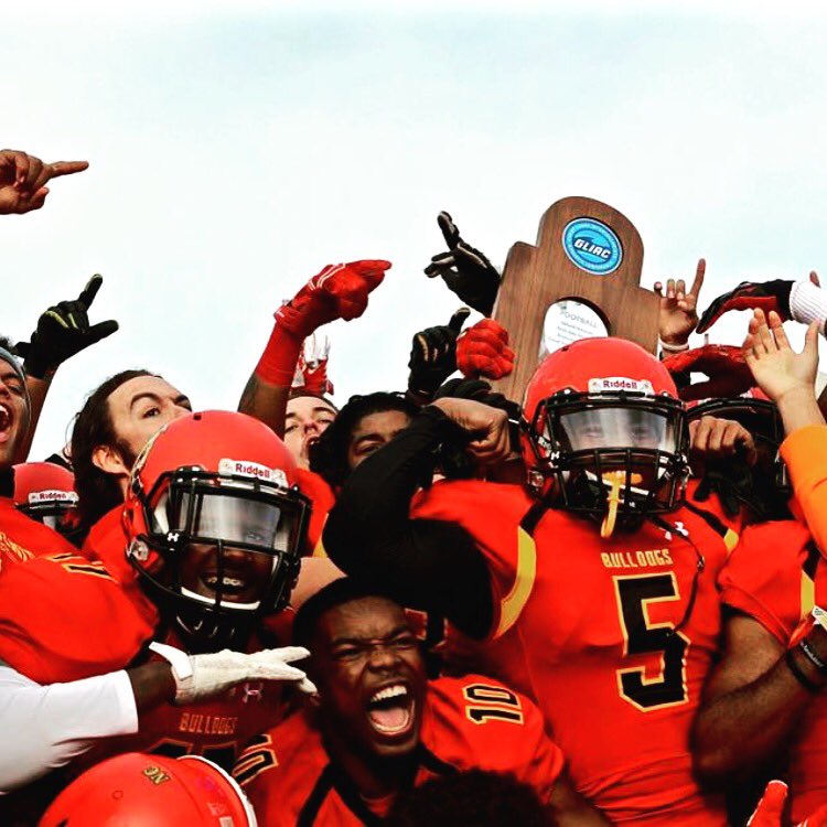 Rbrady1313's tweet photo. It's about that time again! #💯🐶 🏈 https://t.co/QgL8VP2sC0