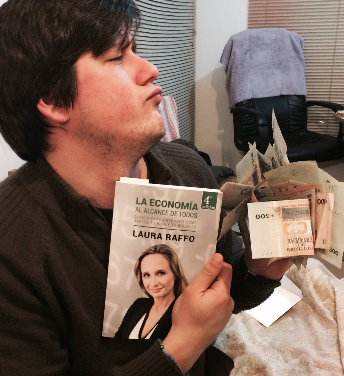 croquetaUy's tweet photo. Gracias @lauraraffo aprendi un montón #economy #money #rich #learningfast #wayoverthetop #lasaquedelestadio https://t.co/1DuYoVRjoB