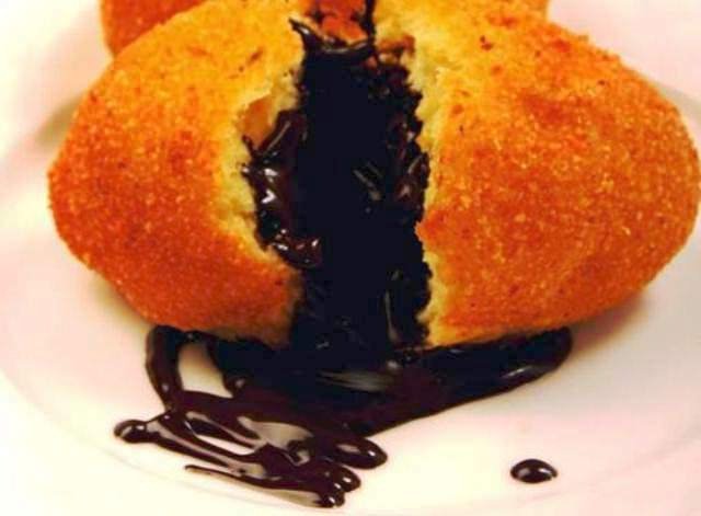 ResepdanMakanan's tweet photo. Roti Goreng Isi Coklat Leleh, klik resepnya di sini => https://t.co/eGMeJ43PNI
#RotiGoreng #Cemilan #RotiKueWar https://t.co/huaBvMwr73