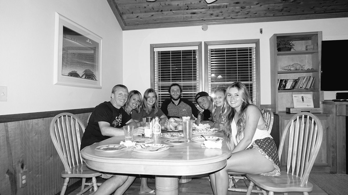 MaddieStreff's tweet photo. words don't explain the ❤️ of family https://t.co/V3QgfQfGhN
