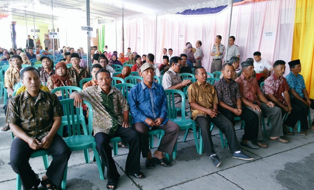 atr_bpnklaten's tweet photo. warga ds Wanglu #Klaten @humaskabklaten @info_suaraanda siap terima Sertipikat #Prona2016 @atr_bpn sukses @trilulit https://t.co/7lVVWLf1bG