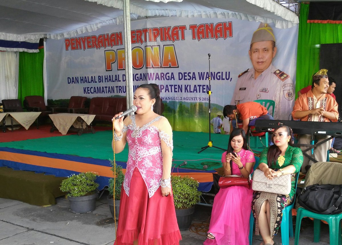 atr_bpnklaten's tweet photo. warga ds Wanglu #Klaten @humaskabklaten @info_suaraanda siap terima Sertipikat #Prona2016 @atr_bpn sukses @trilulit https://t.co/7lVVWLf1bG
