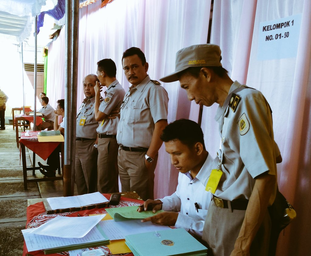 atr_bpnklaten's tweet photo. warga ds Wanglu #Klaten @humaskabklaten @info_suaraanda siap terima Sertipikat #Prona2016 @atr_bpn sukses @trilulit https://t.co/7lVVWLf1bG