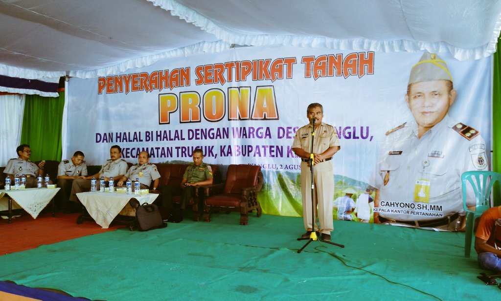 atr_bpnklaten's tweet photo. Acara penyerahan Sertipikat #Prona2016 @atr_bpn dimulai siap diserahkan kpd 221 warga Wanglu @info_suaraanda https://t.co/RqelqSW4k1