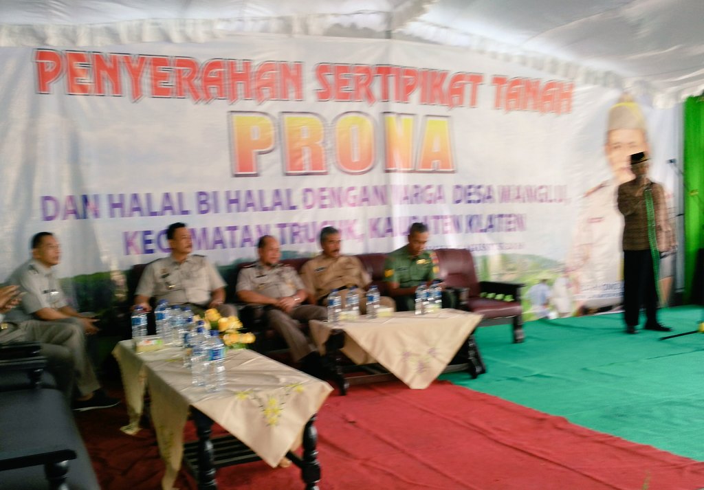 atr_bpnklaten's tweet photo. Acara penyerahan Sertipikat #Prona2016 @atr_bpn dimulai siap diserahkan kpd 221 warga Wanglu @info_suaraanda https://t.co/RqelqSW4k1