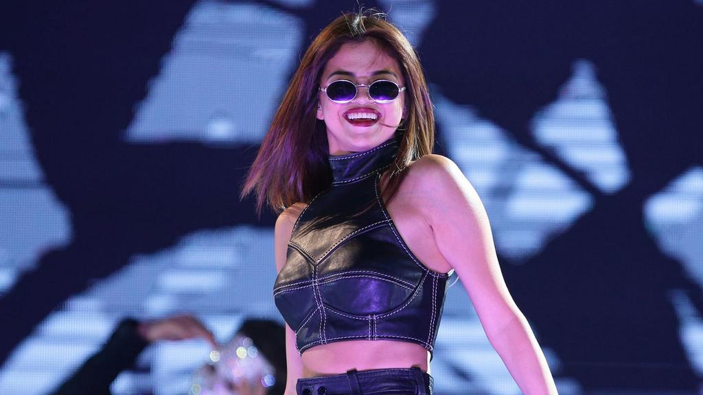 HugoAJE's tweet photo. Gorgeous @selenagomez  💜
#RevivalTour #Selenator https://t.co/VDcLc1PxGW