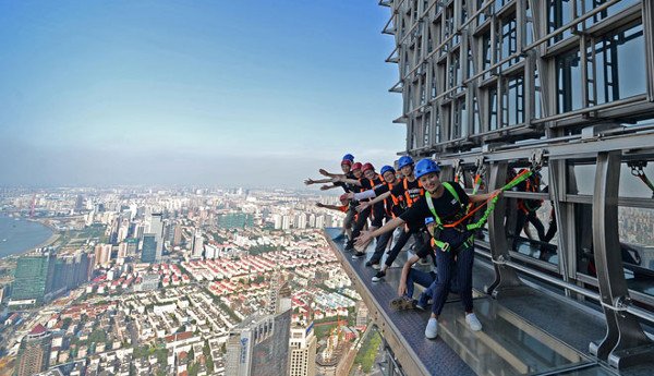 youonlylive1nce's tweet photo. Shanghai’s 88th-floor skywalk with no handrail sounds oh-so pleasant. https://t.co/EuKizWCGGD https://t.co/ElWFTbF6wo