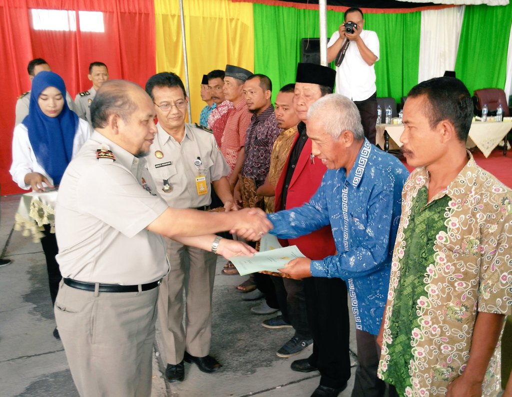 atr_bpnklaten's tweet photo. Sukses #Prona2016 @atr_bpn diserahkan 221 Sertipikat u/ warga Wanglu @info_suaraanda @humaskabklaten @ganjarpranowo https://t.co/skTkZROYjk