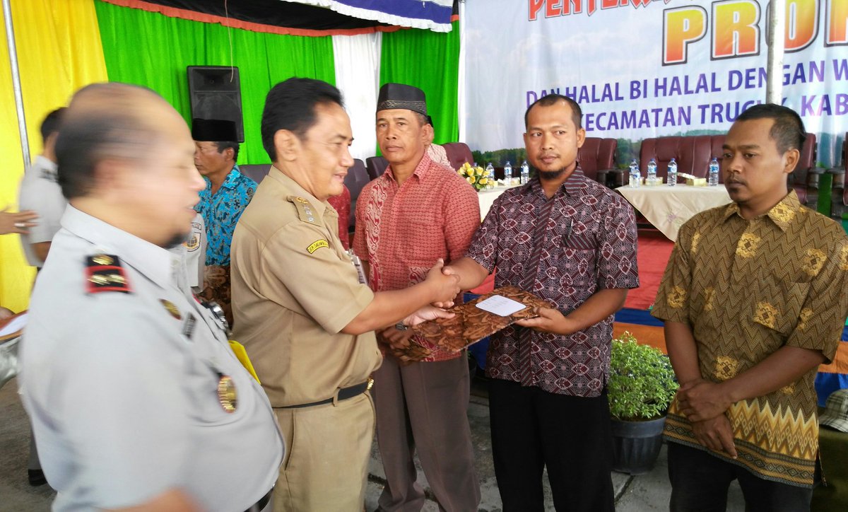 atr_bpnklaten's tweet photo. Sukses #Prona2016 @atr_bpn diserahkan 221 Sertipikat u/ warga Wanglu @info_suaraanda @humaskabklaten @ganjarpranowo https://t.co/skTkZROYjk