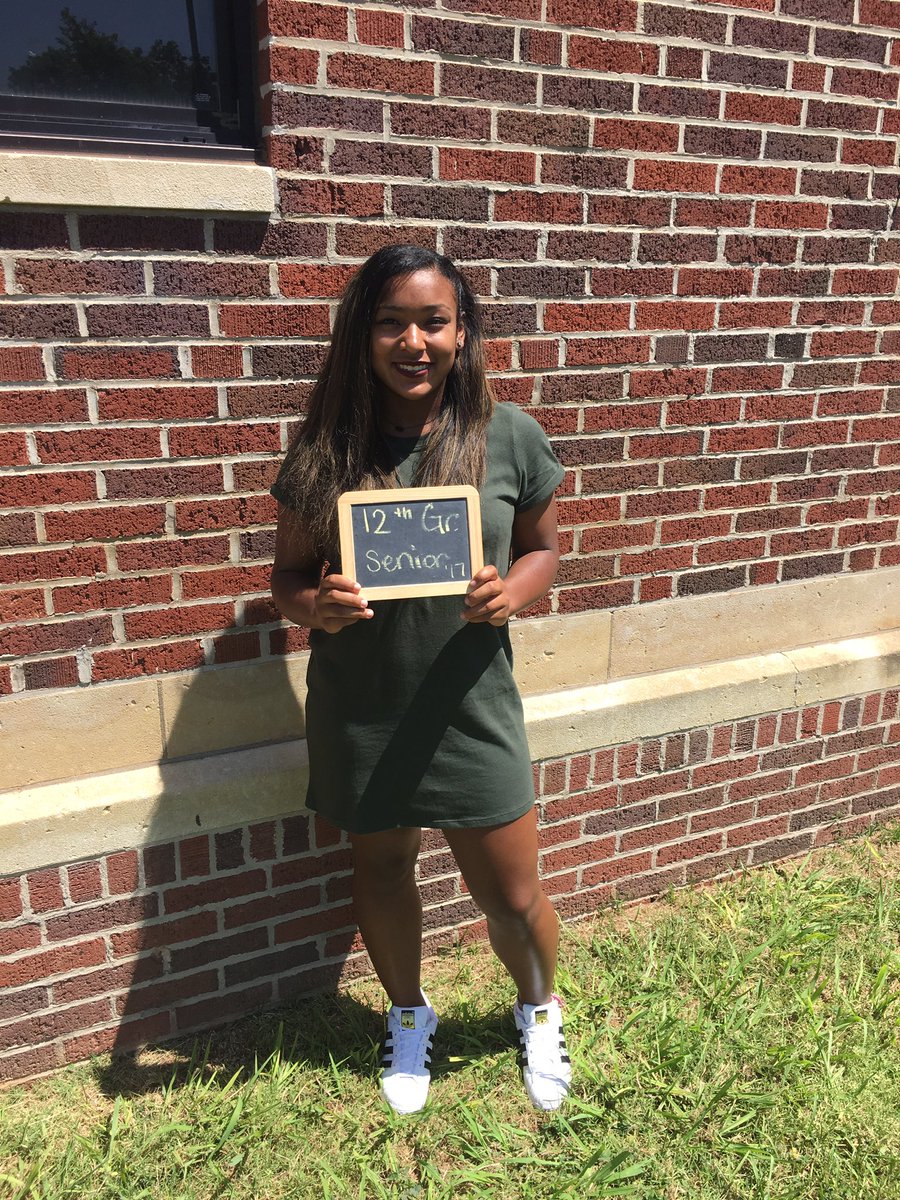 EdithOVickers's tweet photo. #lastfirstdayofHS 
#senior2017 
#ClassenSAS
#34🏀👑 https://t.co/4obLsFRnQ1