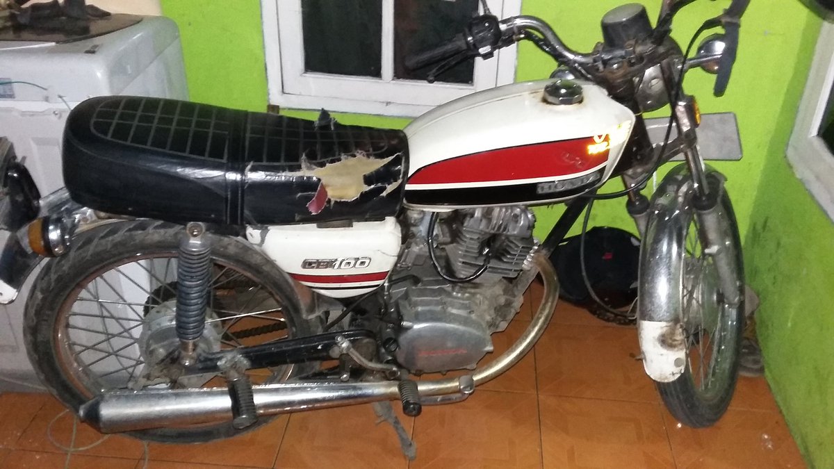 RavySaid's tweet photo. Bilih aya nu minat CB gelatik taun 74 harga jual 10jt bisa nego surat2 lengkap pajak masih hidup 
Hub : 083822476977 https://t.co/OC51Z7YRVf