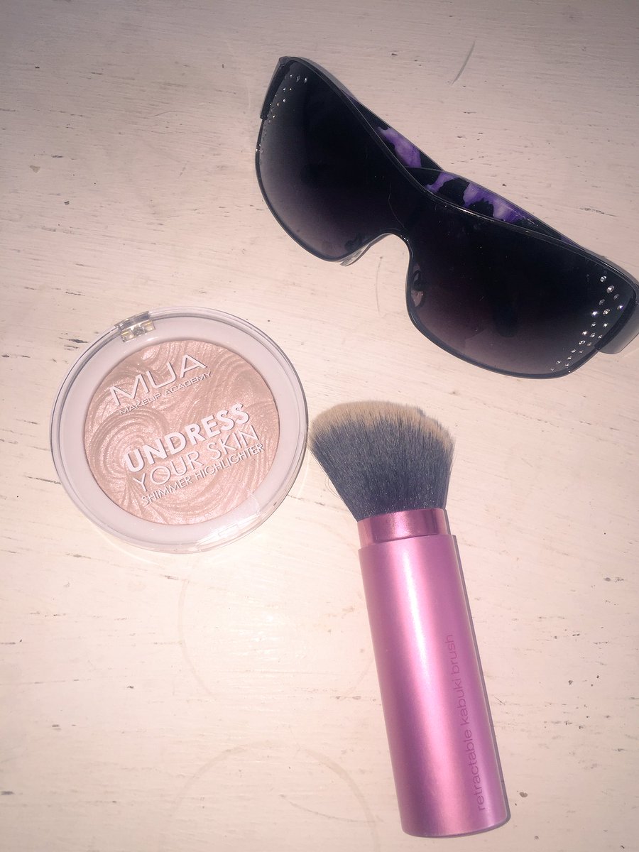 misslispyuk's tweet photo. Picked up a #highlighter from @MUAcosmetics in the colour #pinkshimmer very #pigmented and #affordable https://t.co/BpQ56MJmnS