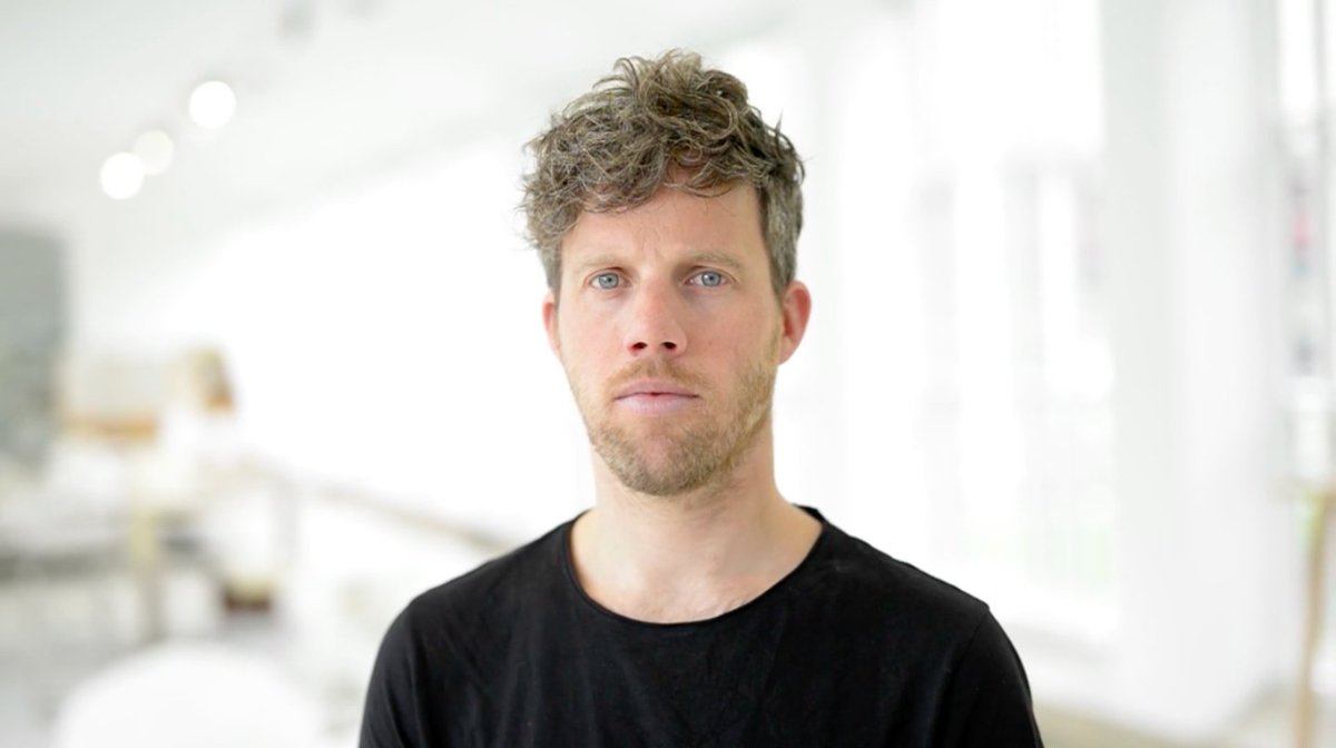 design_column's tweet image. This design makes you think differently about the refugee crisis.
medium.com/@designcolumn/…