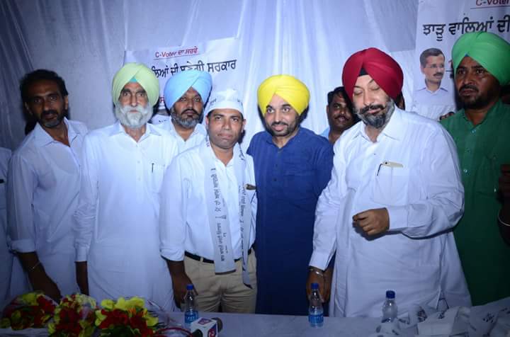 Gamduraulakh3's tweet photo. MPभगवंत मान ने सुनाम च' नगर पालिका दे उपाध्यक्ष रिशी पाल,जो BJP  नू छड के आए हैं नू पार्टी विच शामिल किता। @Airavta https://t.co/lvDwzG72P1