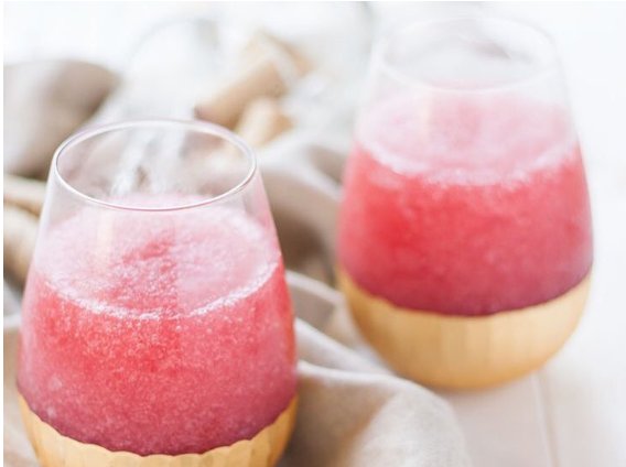 Het is roze, verkoelend en gemaakt van rosé: het zomerdrankje van dit jaar is de Frosé: ad.nl/dossier-nieuws…