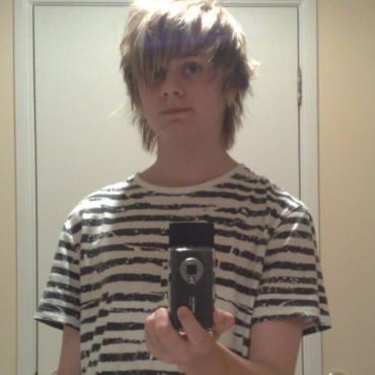 5sosCEO's tweet photo. #MichaelMatters because #michaelinvented the mirror selfie &amp; the half face selfie https://t.co/SAy1ohM7aE