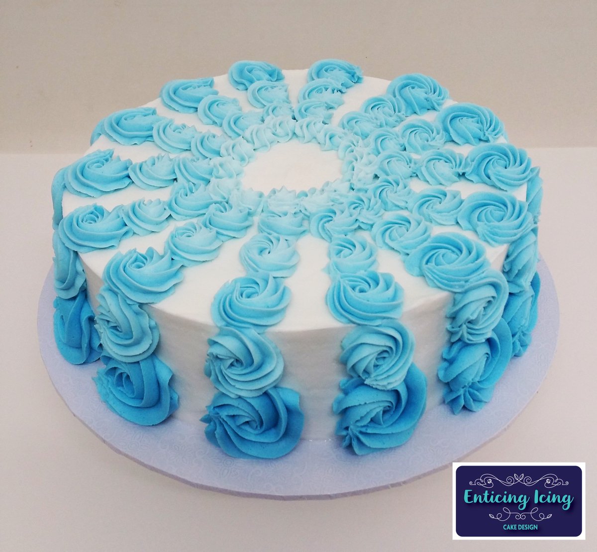 EnticingC's tweet photo. A beautiful blue ombre frosted cake #eicd #enticingicingcakedesign https://t.co/YOC01VFMux
