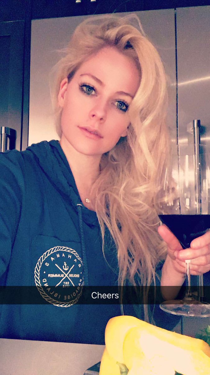BestAvrilpics's tweet photo. Avril vía Snapchat ☺️ https://t.co/w2WuB7SaNF