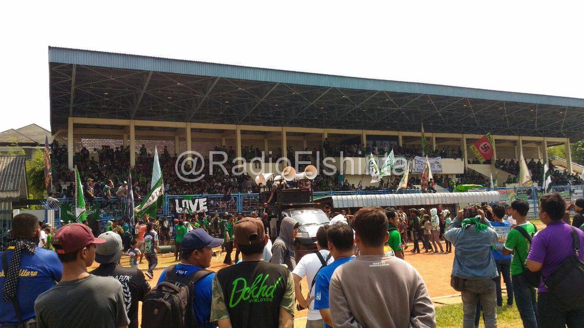 Suporter Persebaya di Stadion Tugu Jl Logistik, Koja, Jakarta Utara, berorasi menunggu kedatangan Menpora. (mes)