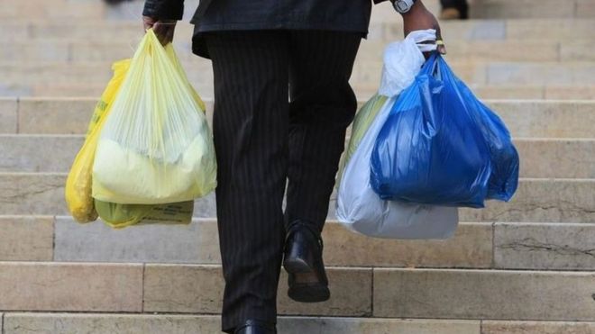 bbcturkce's tweet photo. İngiltere plastik torba kullanımını nasıl %83 azalttı? https://t.co/xOvtkwGrc5 https://t.co/qvnAIl62IE
