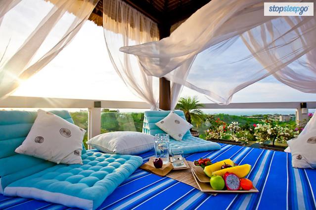 StopSleepGo's tweet image. Picture your #holiday lounging in a #Bali #luxuryvilla while sipping your favorite drink? ow.ly/Dpsn302N3sB
