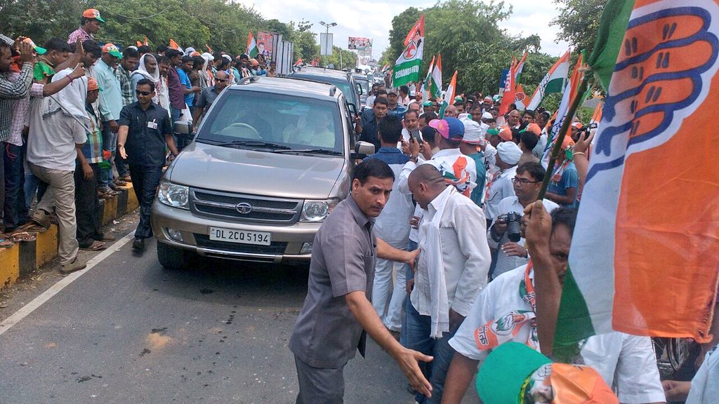 CongressUP's tweet photo. #SoniaGandhi in Kashi https://t.co/iVYveWIOaV @INCIndia