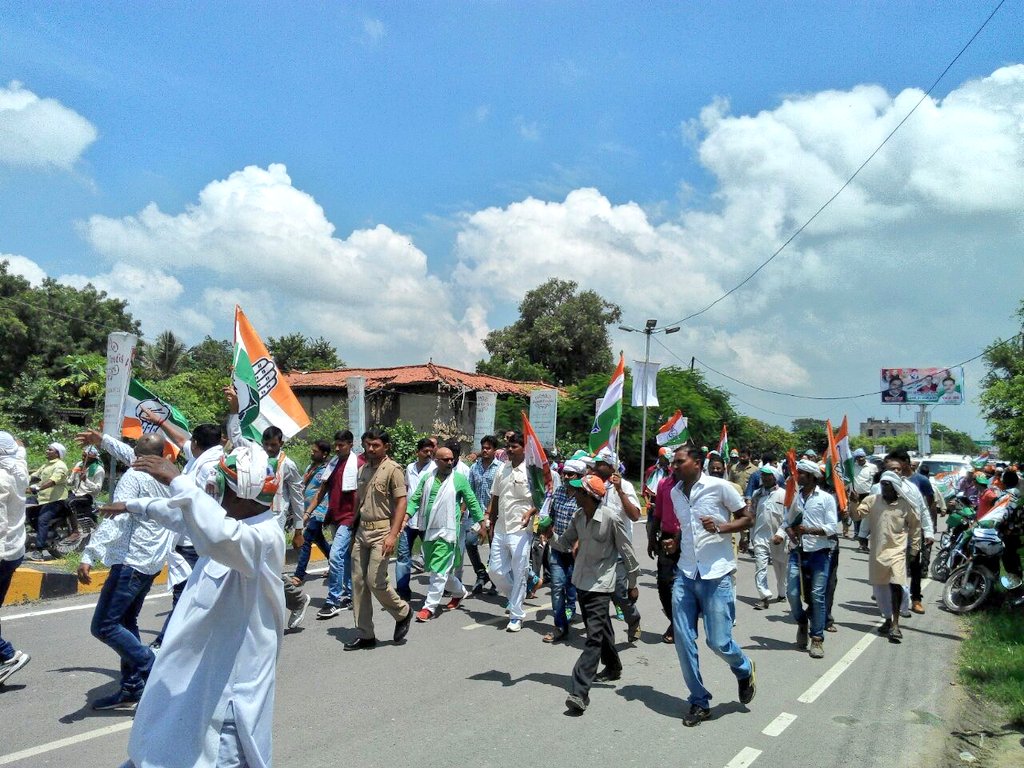 CongressUP's tweet photo. #SoniaGandhi in Kashi https://t.co/iVYveWIOaV @INCIndia