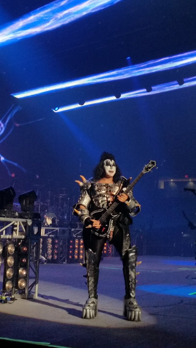ummiesbar's tweet photo. @genesimmons hi!  Gene! @VWCMinnesota @ummiesbar #randomrock #downtown #goodfood #ummiestea https://t.co/P7AncbfbQo
