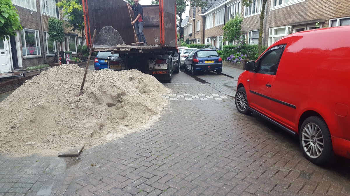 Uitgaan van Meer efficiënt Jan Willem Alphenaar on Twitter: "Dan word je om 8 uur wakker gebeld omdat  ze 7 kuub zand op doorgaande weg storten. Dus scheppen als ochtendgym  https://t.co/9A7Pnjj0Ea" / Twitter