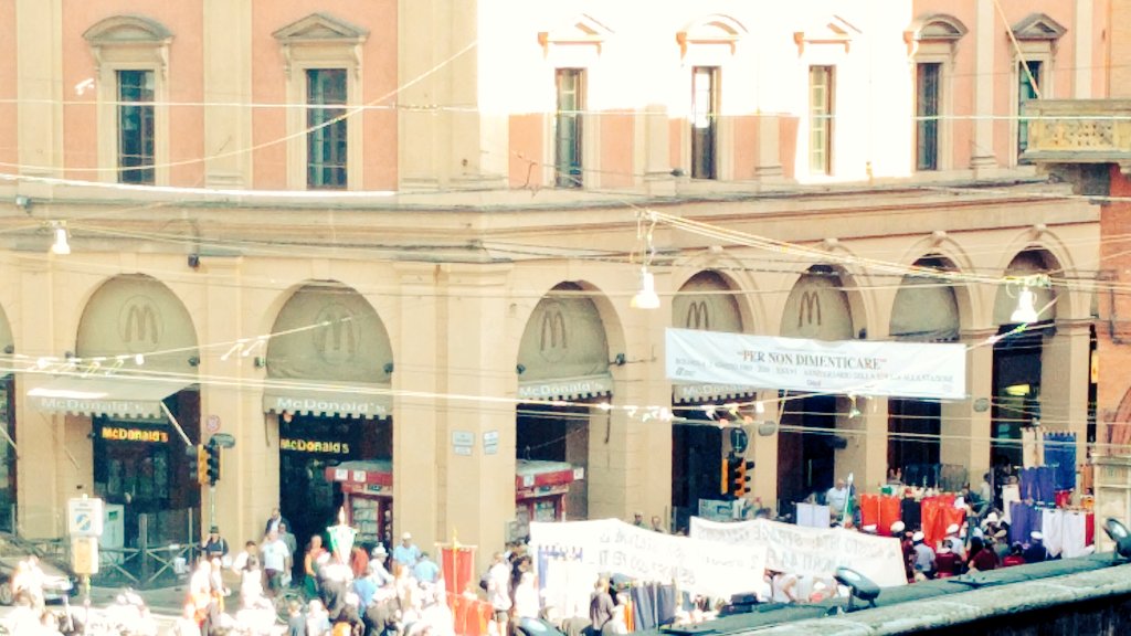 SaraStradiotti's tweet photo. Lavorare a #PalazzoReEnzo  per vedere tanta gente in corteo in ricordo delle 10,25 di 36 anni fa #pernondimenticare https://t.co/C5sdzFlXII