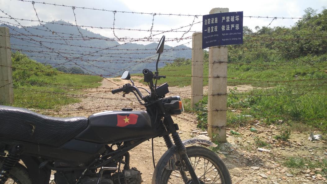 gordsabroad's tweet photo. Took the #hondawin up to the border of #China. Non security up there just barbed wire you can walk around. #hagiang https://t.co/wNWYscNtQm