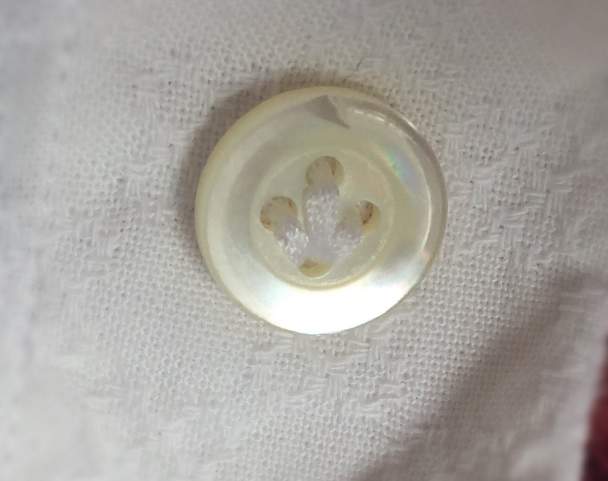 尾崎博之 クロップ ボタンやファスナーのことならお任せ 株式会社クロップオザキの社長です A Twitter 今日のボタン 今日のシャツに付いていたボタンです ボタンはレインボーの光沢が美しいタカセ貝のボタン ですが 今回はボタン付け糸に注目 鳥の足というか