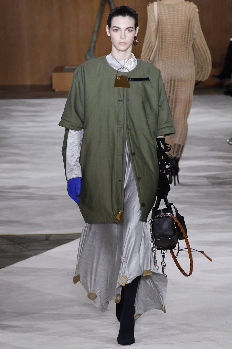 TE_DORE's tweet photo. MODERNIST AND ORGANIC
https://t.co/iR9e6HzQ5t
#loewe #fw20162017 #womenswear #fashion #pfw #video @LoeweOfficial https://t.co/SDnyOgIpGF