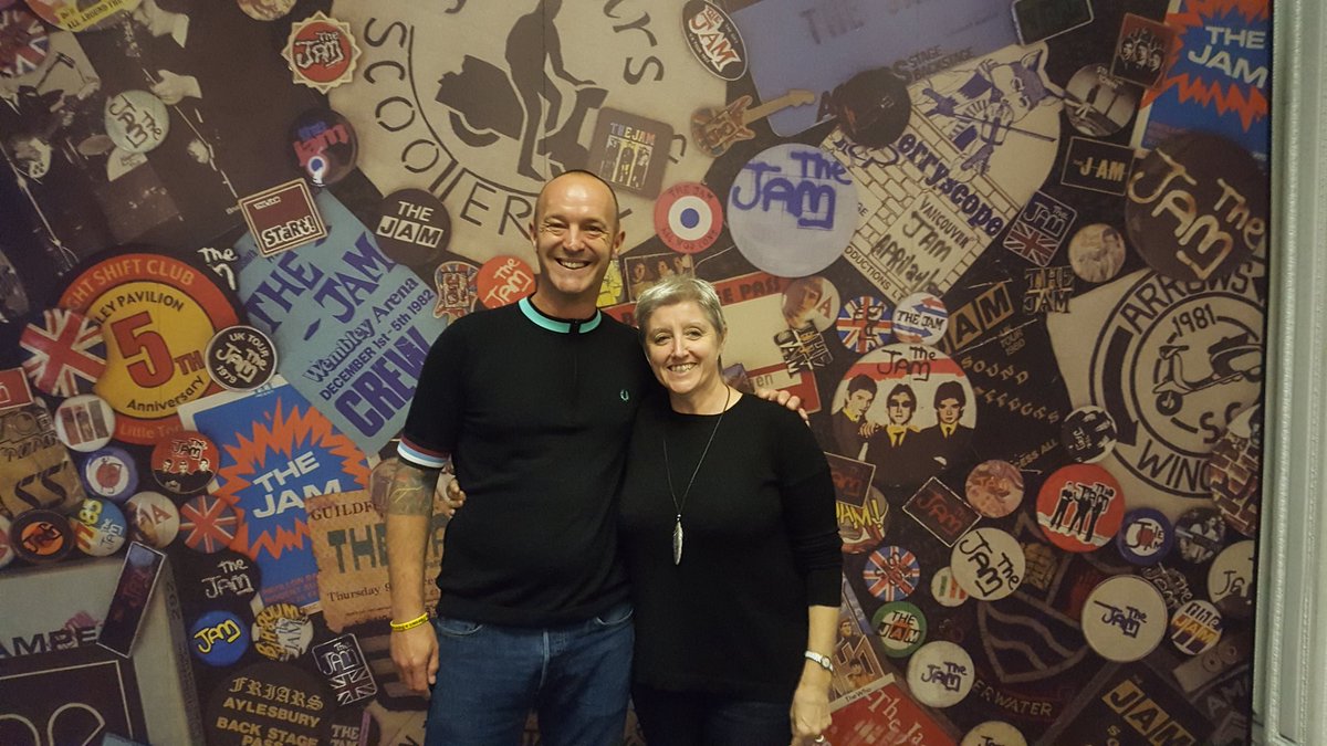 GazBrad10's tweet photo. @weller_nicky @AbtTheYoungIdea fantastic exhibition, thanx 4 taking time for photo x #atyi https://t.co/0LnvwekaaC