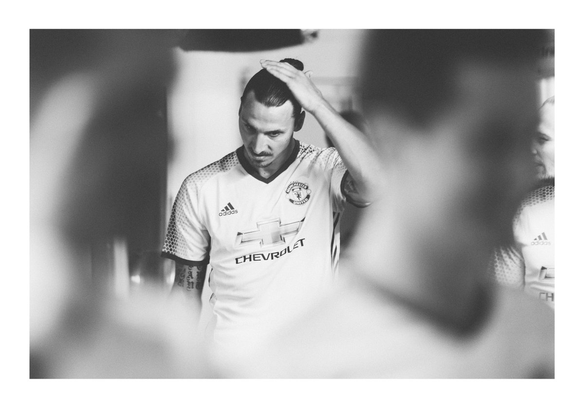IMeddi's tweet photo. One of the first shots of @Ibra_official entering a stadium wearing a @ManUtd jersey. #supermatchen #sporte #myphoto https://t.co/TqbpHgRidg