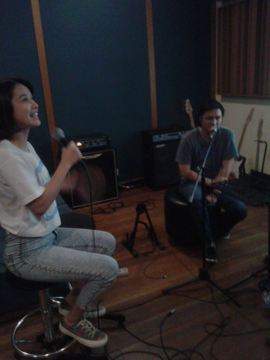 Kemarin <a href="/ajimirzahakim/">ICHA AJI</a> bertemu dengan beberapa penyanyi, kira-kira bakal ada project apa ya