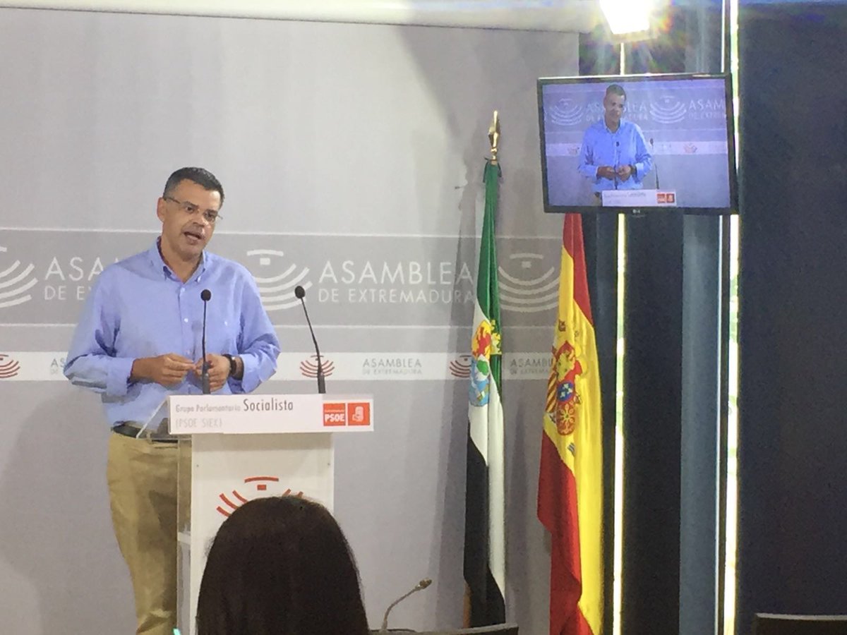 psoeex's tweet photo. "El desempleo baja en Extremadura hasta niveles de agosto de 2010" https://t.co/eDcPypXPJM @JAGonzalez_78 https://t.co/Msc8hkshED