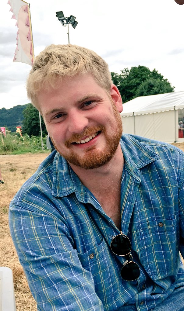fflachtradd's tweet photo. Bydd y boi 'ma yn arwyddo CDs yn @TyGwerin ar ôl lansiad ei albym O Groth y Ddaear am 3pm. Dewch draw! #steddfod16 https://t.co/PwFYyuyhUY