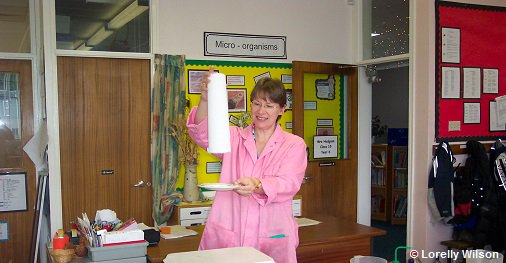 RoySocChem's tweet photo. For #NationalPlayDay spend some #Time4Chem trying Lorelly Wilson’s kids kitchen chem expts https://t.co/44GadUxGCl https://t.co/Hw23qi7R5B