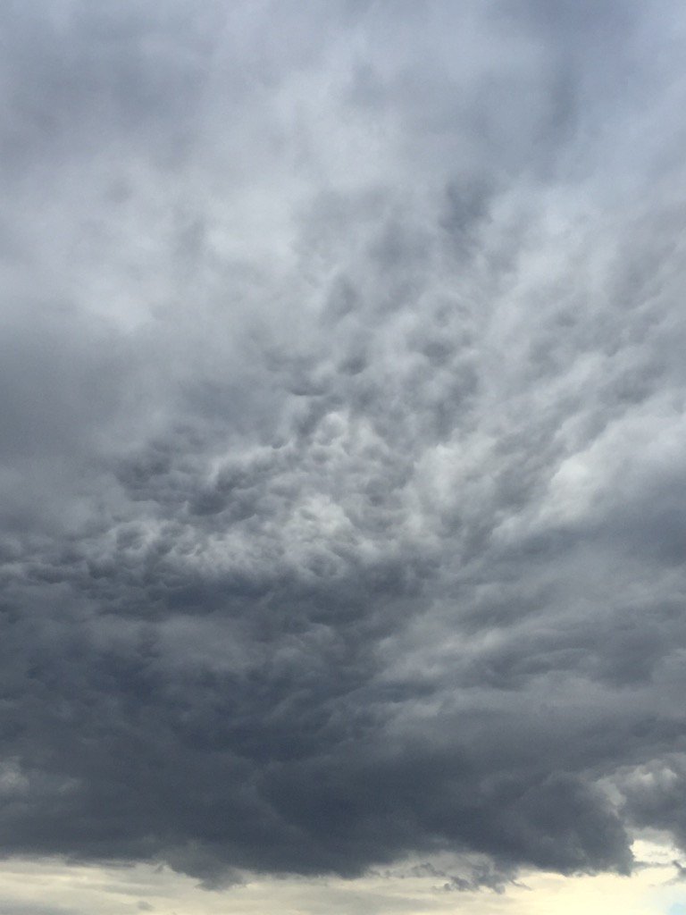 PondsideAndy's tweet image. Angry skies over Towervans @LincsSkies #skies #itsgoingtorain #mablethorpe #towervans ☁️🌫☁️