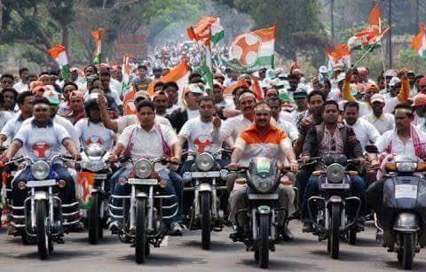 IndianPAC's tweet photo. ज़रा देखिए युवाओं का यह जोश #SoniaInKashi https://t.co/QxNpZUUiaL
