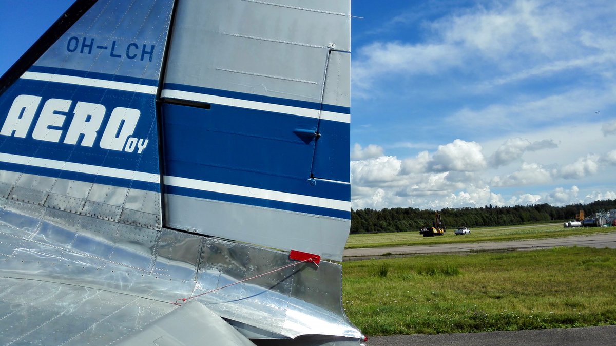 Toinen väistänee toista #Malmi'lla. Kuvassa #DC3 ja #Stara:n #maaperä'ä tutkiva kairausvaunu. #Helsinki #ilmailu