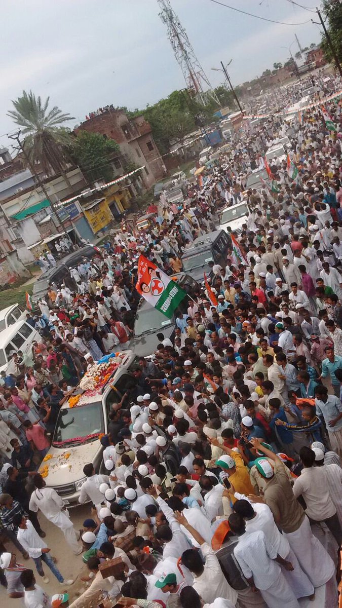 IndianPAC's tweet photo. 100s of girls turnout at City Inter college for a grand reception #SoniaInKashi https://t.co/sAJmupcgxi