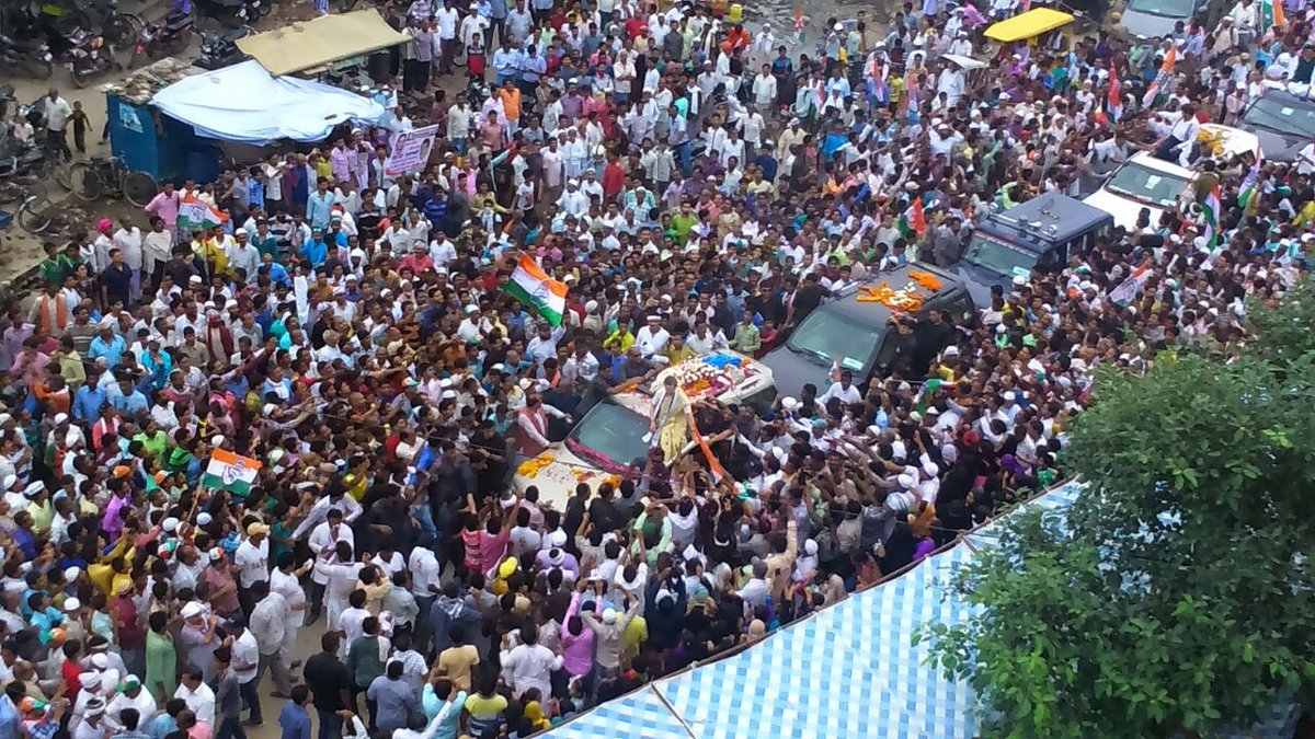 IndianPAC's tweet photo. 100s of girls turnout at City Inter college for a grand reception #SoniaInKashi https://t.co/sAJmupcgxi
