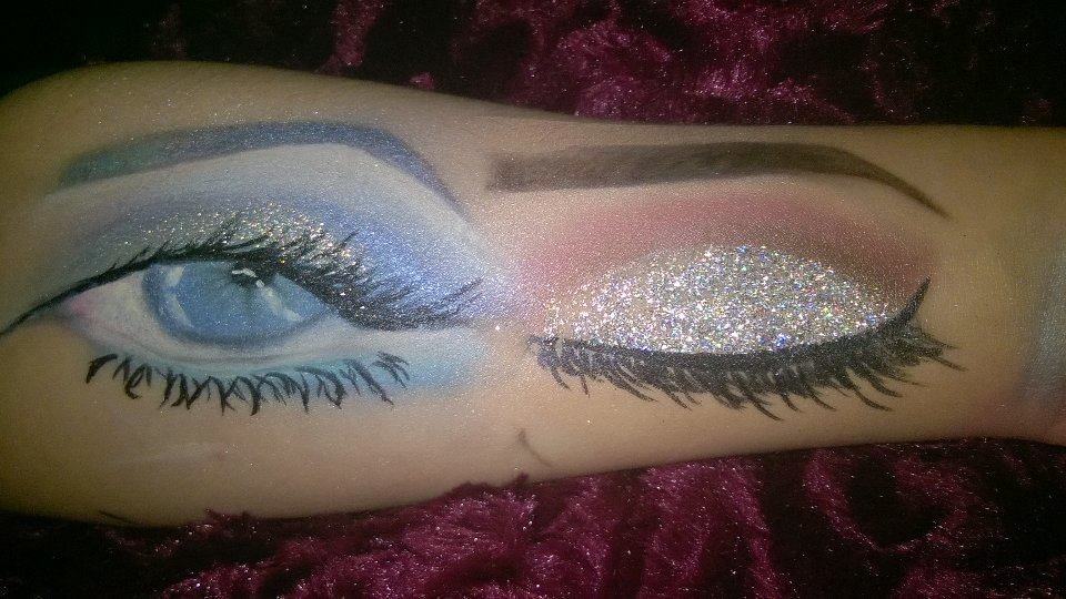 LRooviews's tweet photo. Good Morning Twitter! #makeup #beauty #reviews #creativity #GLITTER #MorpheBrushes #eyemakeup #eyebrowsonpoint https://t.co/rQzcZGRE56