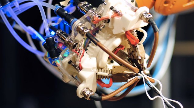 GizmodoES's tweet photo. Este sorprendente robot imprime estructuras en 3D como las arañas  https://t.co/qTLul0kbEx https://t.co/ztVuCwz7Nh