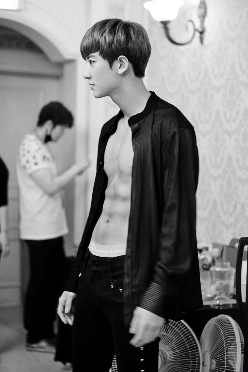 [Appreciation] Baekhyun and Chanyeol topless exordium backstage