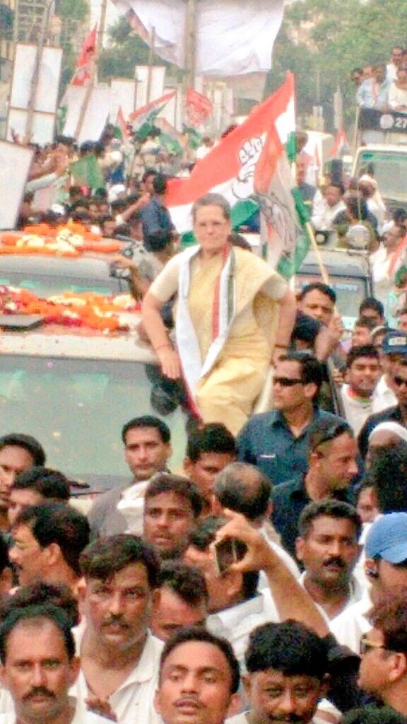 SshivPPandeyINC's tweet photo. Smt. #SoniaInKashi is on the way to pay her tribute to the "Vikas Purush" Kamalapati Tripathi ji @INCIndia @IncNiku https://t.co/iiwav2zIev
