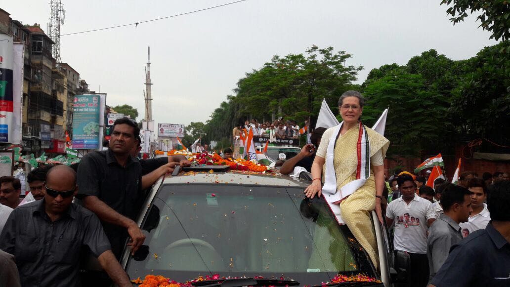 SshivPPandeyINC's tweet photo. Smt. #SoniaInKashi is on the way to pay her tribute to the "Vikas Purush" Kamalapati Tripathi ji @INCIndia @IncNiku https://t.co/iiwav2zIev