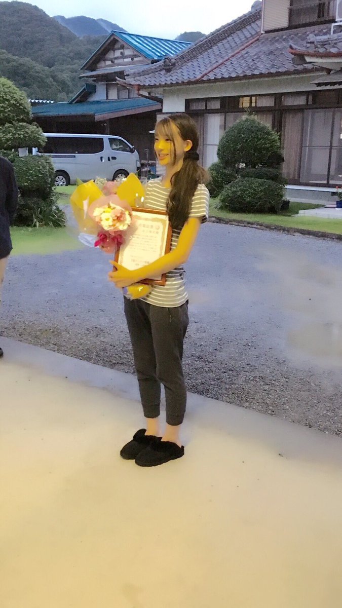 足立梨花 No Twitter 本日 無事に映画 傷だらけの悪魔 の撮影オールアップいたしました 最後は舞ちゃん1人でしたがしっかりと卒業証書をもらい やりきりました 不安もあったけどたくさんの人の力を借りてここまできました 傷だらけの悪魔 傷悪 T Co